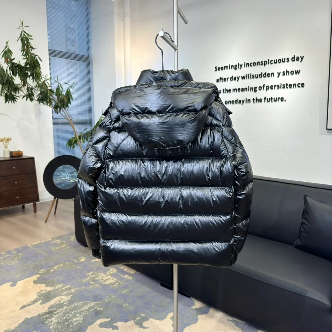 P390 Moncler/ 2026 70 、 。 DNA ， ， 。 Classic ， 、 。 Classic 70 。 Quality， 90 ，Premium Quality ， ，Black ！ Sizes M-3XL